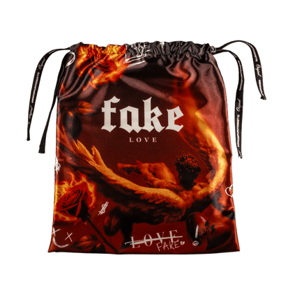 Full Set Fake Love (Caja,cubre polvo y llavero) - Cincopunto7