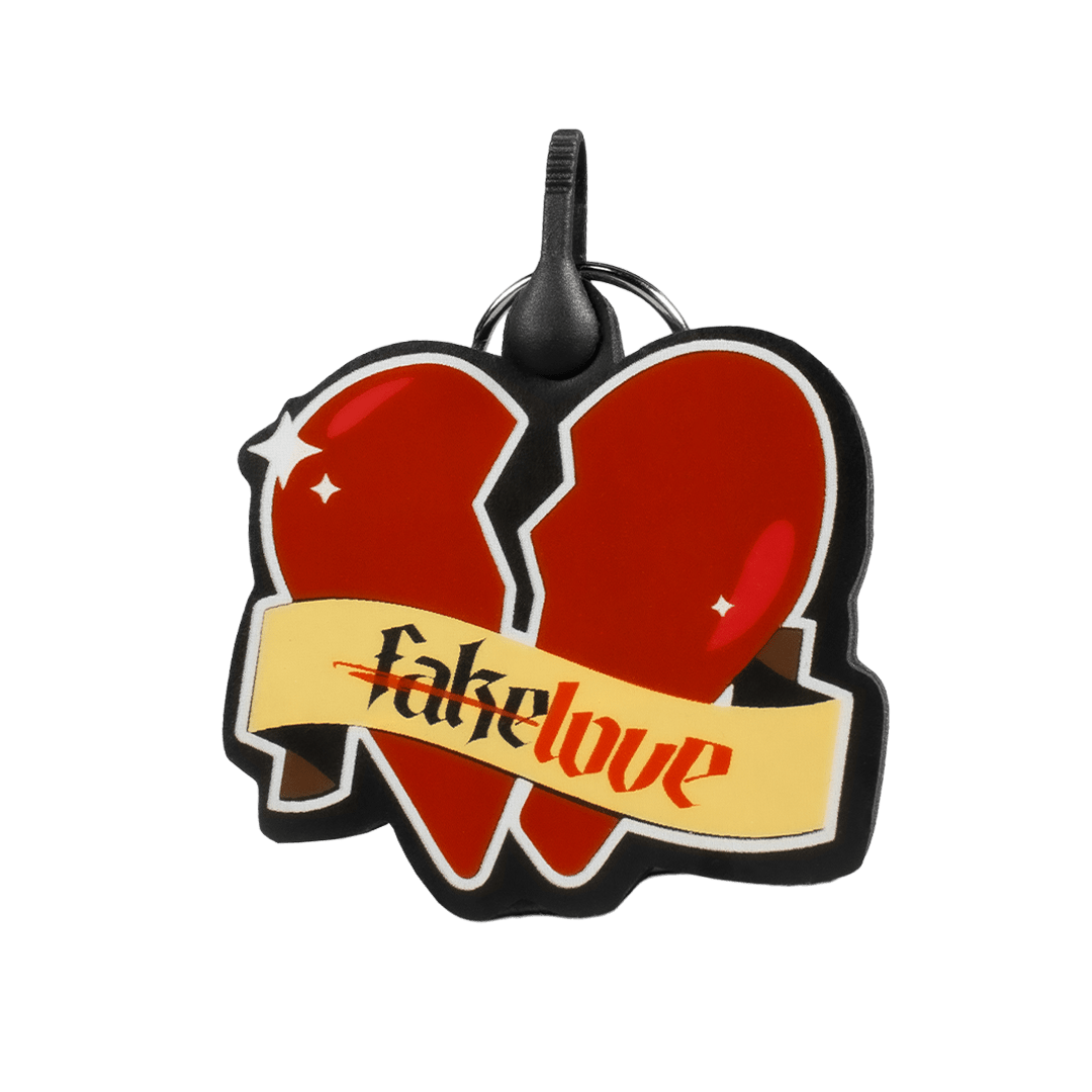 Full Set Fake Love (Caja,cubre polvo y llavero) - Cincopunto7